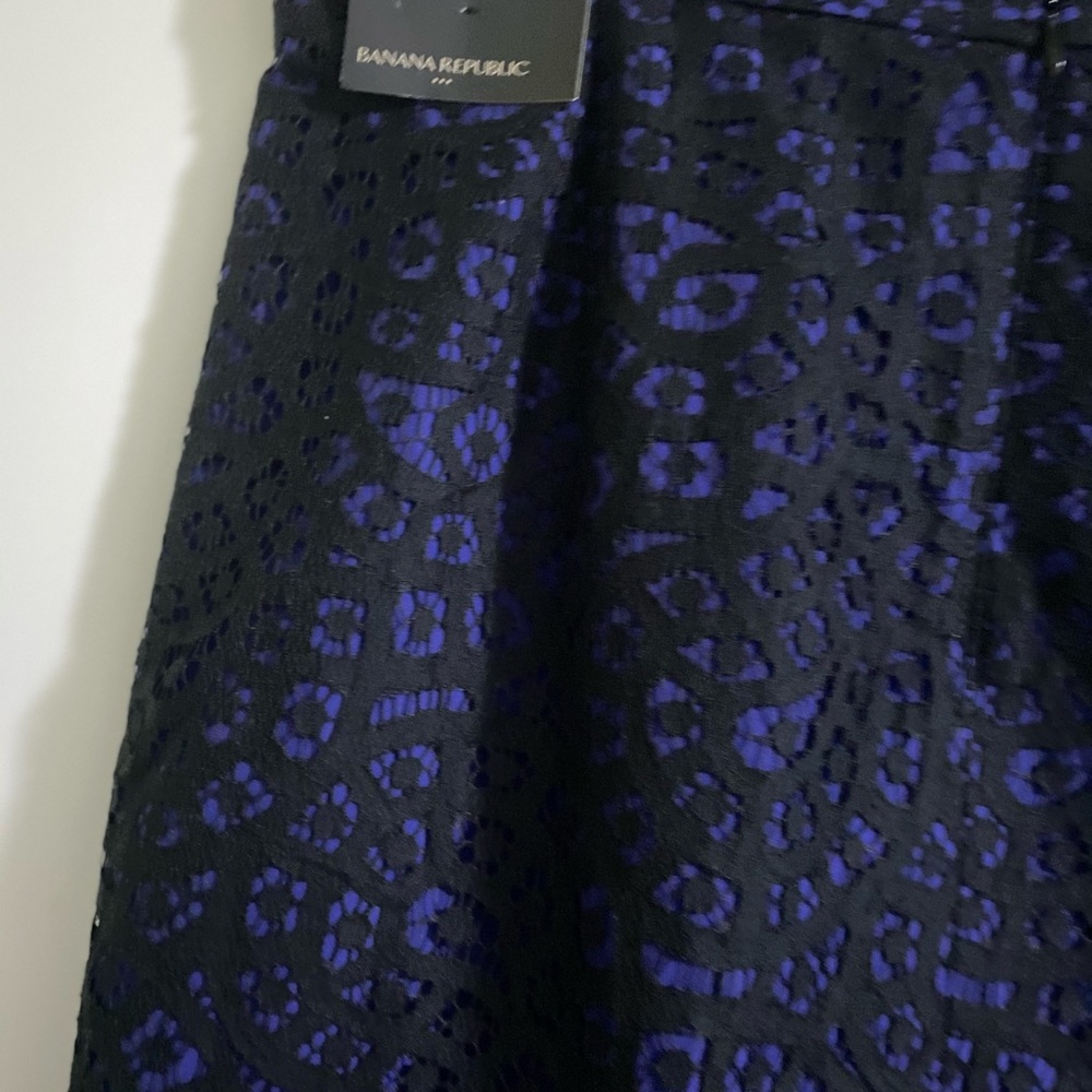 A mini skirt - Picture 3 of 3